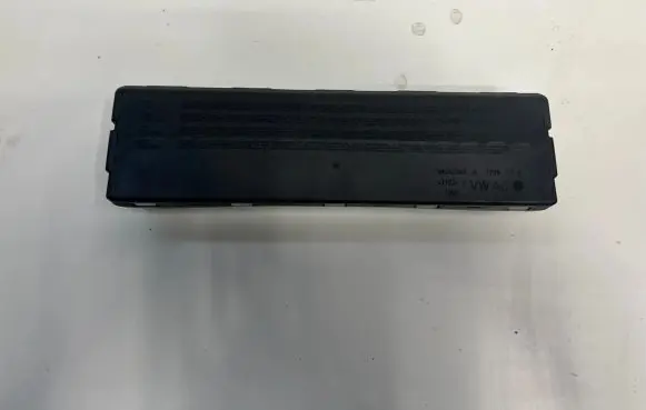 Volkswagen Tiguan Knee airbag 