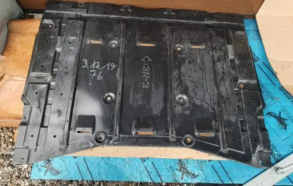 Center/middle under tray cover