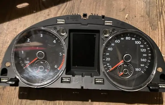 Peugeot 5008 II Speedometer (instrument cluster) 3C8920970E