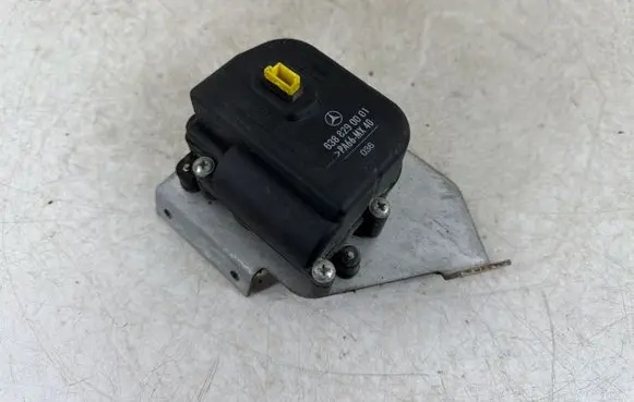 Mercedes-Benz Vito Viano W638 Vent window/glass motor 6388290001