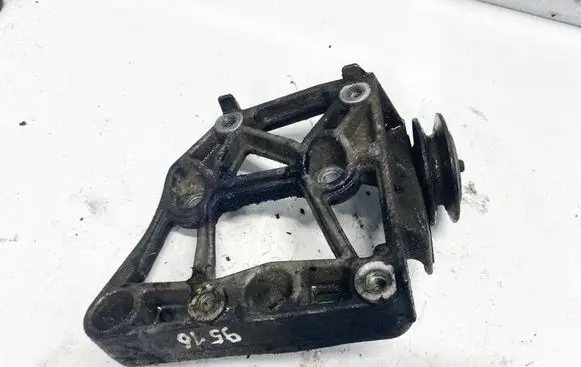Nissan Primera Engine mounting bracket