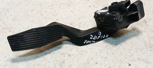 Accelerator throttle pedal
