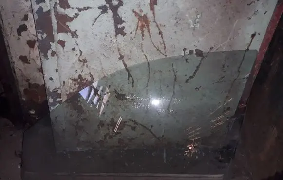 Hyundai Sonata Front door window glass four-door