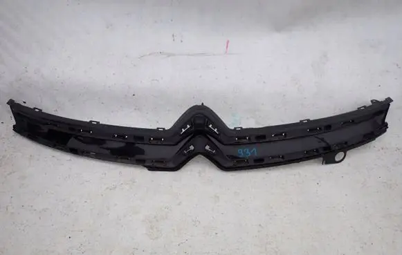 Citroen C4 II Picasso Front bumper upper radiator grill