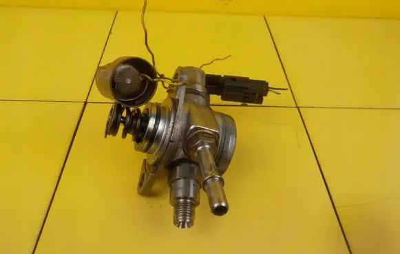 Opel Corsa E Fuel injection high pressure pump 12635709 B10XFT