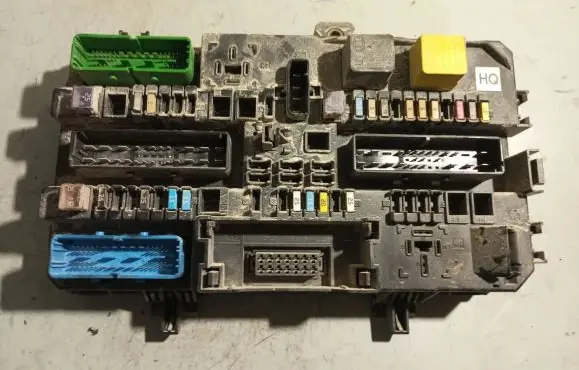 Opel Zafira B Fuse module 13220831 5DK00866958