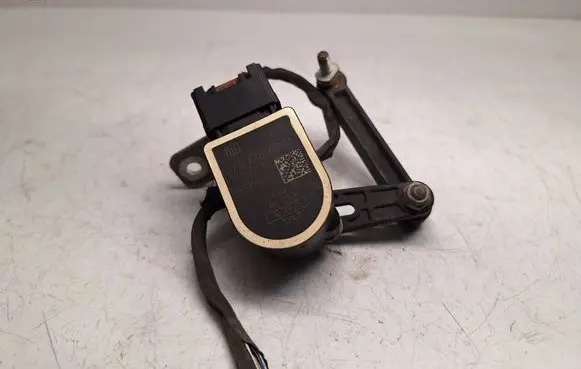 BMW 1 E82 E88 Rear air suspension level height sensor 37146861351