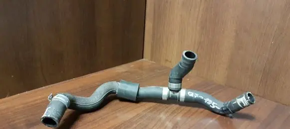 Audi Q7 4M Engine coolant pipe/hose 151101T