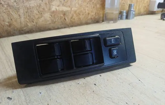 Toyota Corolla Verso E121 Electric window control switch 848200F030 37073C122B06