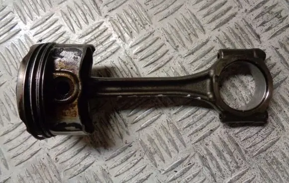 Peugeot 2008 I Piston with connecting rod