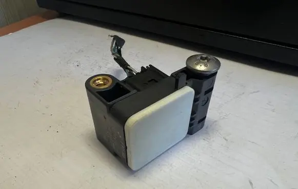 BMW 1 E82 E88 Airbag deployment crash/impact sensor 6911003 0285003900