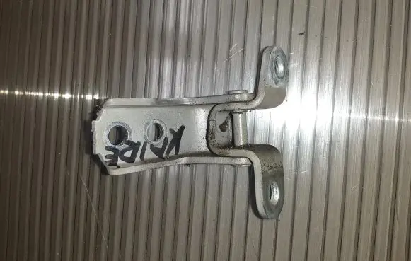Toyota Avensis T270 Front door upper hinge ES03