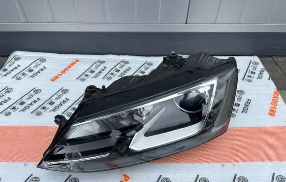 Volkswagen Jetta VI Headlight/headlamp 5C7941751E