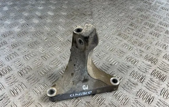 Subaru Outback (BS) Engine mounting bracket