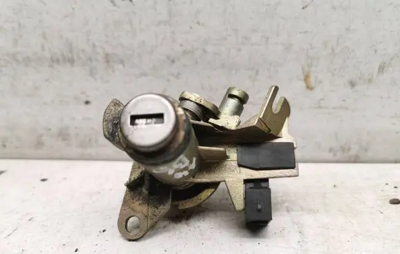 Audi A4 S4 B6 8E 8H Tailgate exterior lock 8E0827573