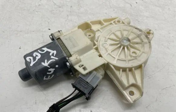 Mercedes-Benz C W204 Front door window regulator motor A2048200142