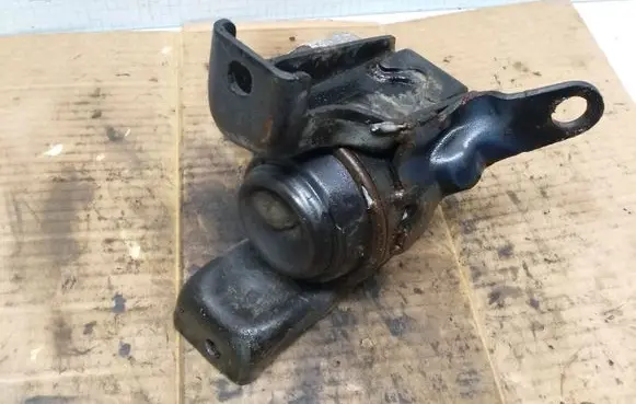 Toyota Avensis T250 Engine mount bracket