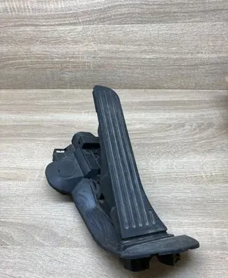 Accelerator throttle pedal
