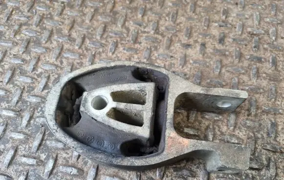 Ford Mondeo MK IV Engine mount bracket 6G916P082BD