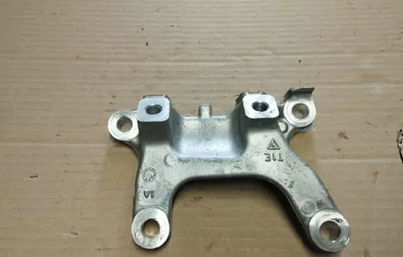 Honda CR-V Engine mounting bracket