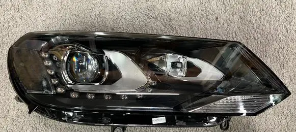 Volkswagen Touareg II Headlight/headlamp 
