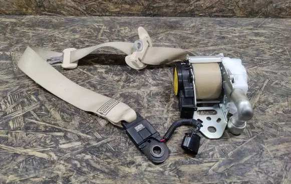 Lexus LS 460 - 600H Front seatbelt J090331 732060W030
