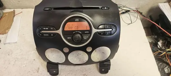 Mazda 2 Radio/CD/DVD/GPS head unit DL4066AR0 KA300 14797726