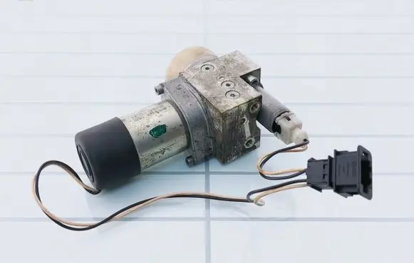 Volkswagen Phaeton Convertible roof hydraulic pump HB70074015K 30108240812
