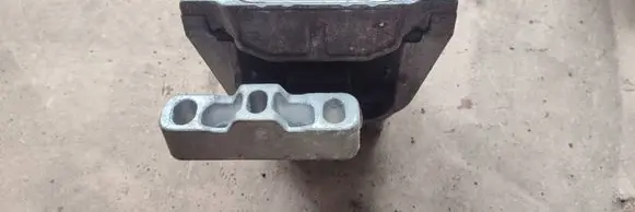 Volkswagen PASSAT B7 Engine mount bracket 1K0199262