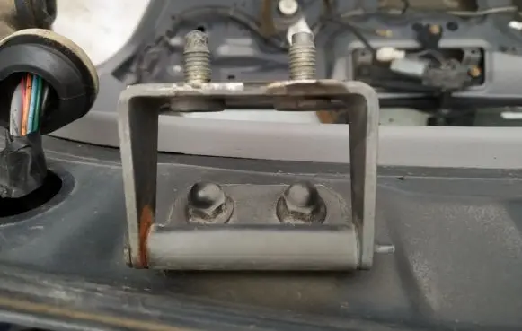 Nissan Primera Tailgate/trunk/boot hinge