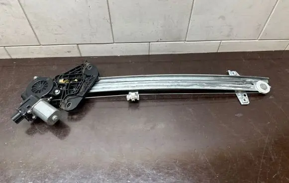 Honda HR-V Front door window regulator with motor