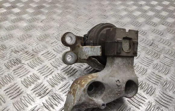 Nissan X-Trail T32 Engine mount bracket