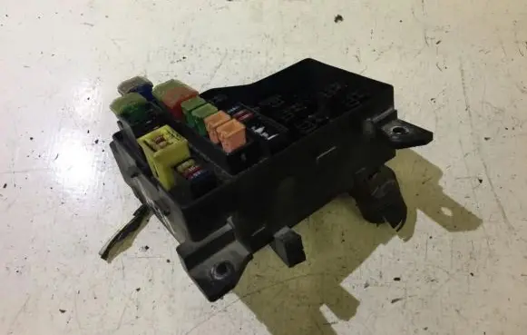Mitsubishi Carisma Fuse box set b21342