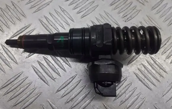 Volkswagen PASSAT B5.5 Fuel injector 038130073AJ