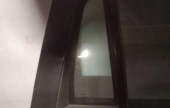 Ford Mondeo Mk III Rear vent window glass as2