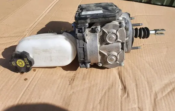 Tesla Model S Master brake cylinder 1043885