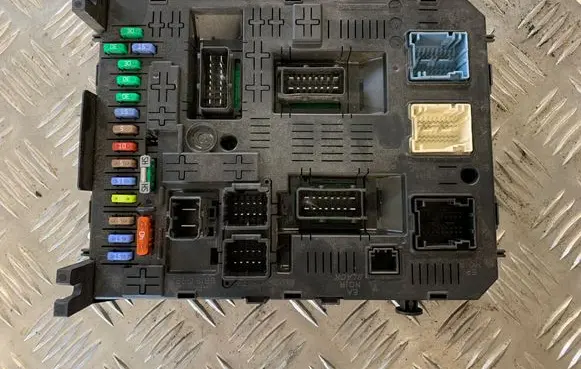Peugeot 308 Fuse module 28119759