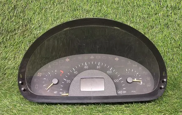 Speedometer (instrument cluster)