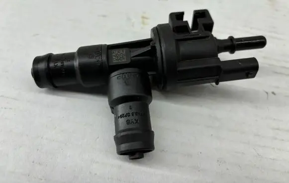 BMW 3 G20 G21 Engine mount vacuum valve 7643106