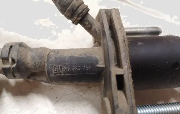 Opel Astra H Clutch master cylinder 90523769