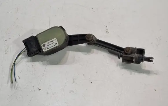 Headlight/headlamp level sensor