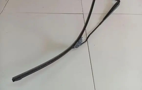 Chrysler Voyager Front wiper blade arm 23109768