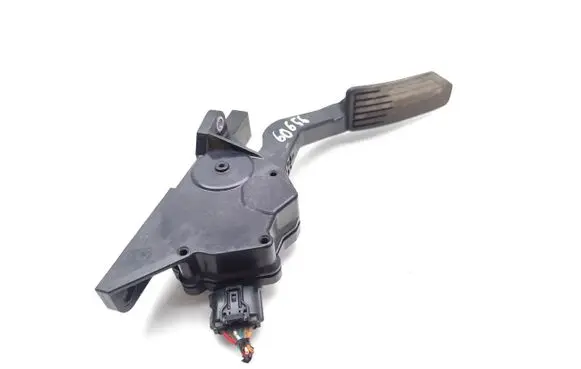 Accelerator throttle pedal