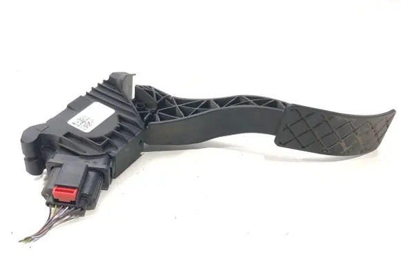 Accelerator throttle pedal