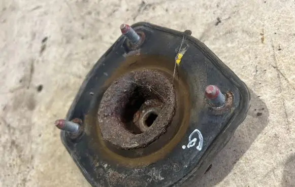 Hyundai Tucson JM Front upper strut mount 