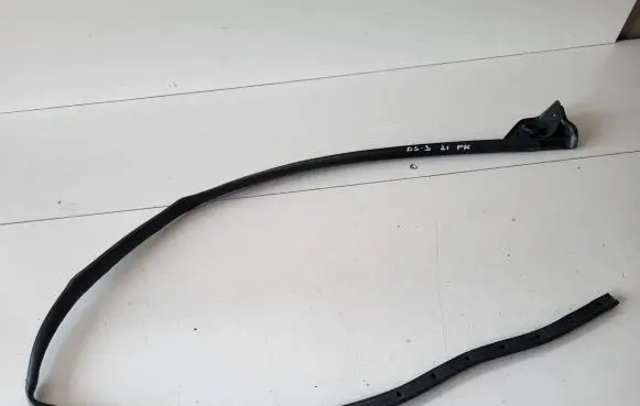 Citroen DS3 Rubber seal front door window/glass 9825358380