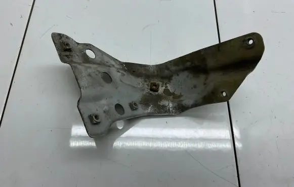 Fender mounting bracket