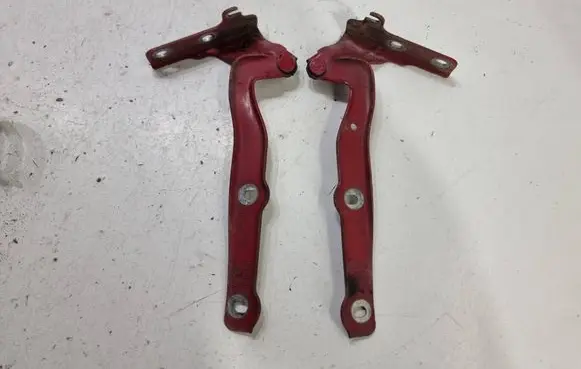 Engine bonnet/hood hinges