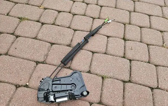 Toyota Camry VIII XV70 Front door lock 40220215-