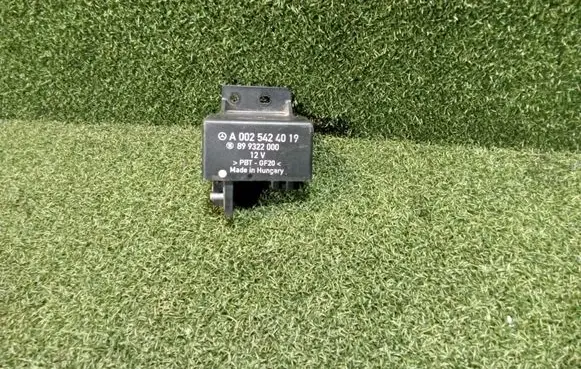 Mercedes-Benz Sprinter W906 Glow plug pre-heat relay A0025424019